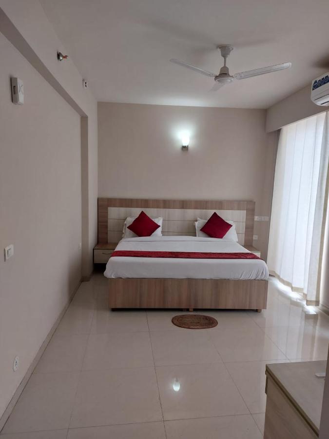 Dubey Homestay - 500 Meter From Temple Vrindāvan Exteriör bild